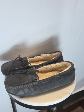 Minnetonka Leather Charcoal Moccasin Slippers with Cream Faux Sherpa Size 11